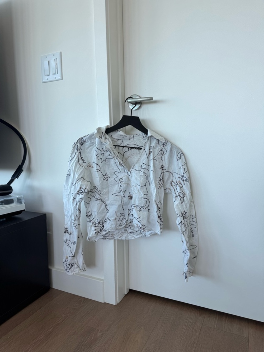 Womens White Long-Sleeve V-Neck Blouse with Black Line Art